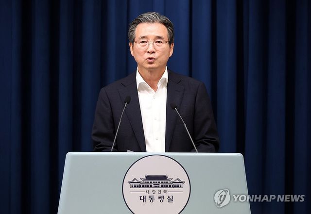 브리핑하는 김용범 정책실장