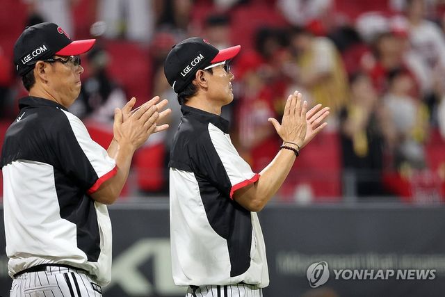 손뼉 치는 염경엽 감독