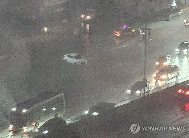 집중호우에 침수된 도로