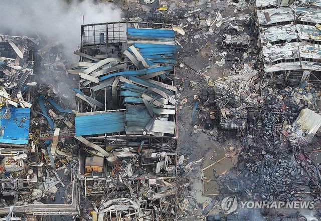 잿더미 속 실종자 찾는 소방대원