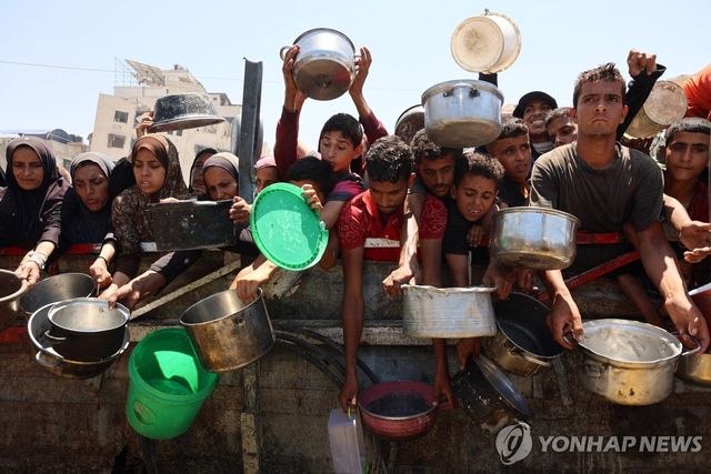 2일(현지시간) 가자시티 배급소에 식량을 받으러 모인 팔레스타인 주민들.[AFP=연합뉴스. 재판매 및 DB 금지]