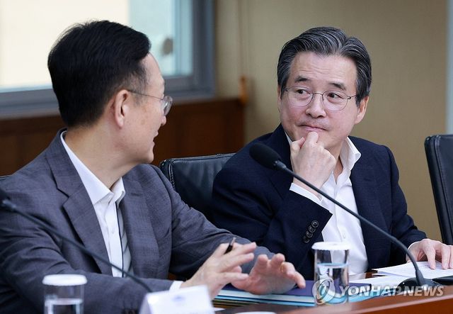 논의하는 정책실장과 민정수석