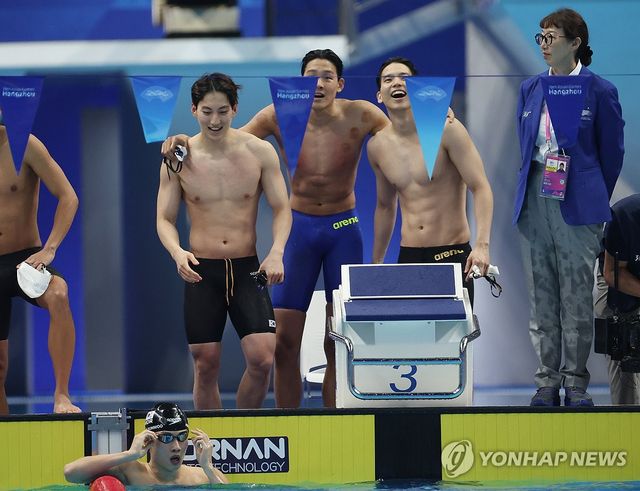 한국 남자 혼계영 400m 대표팀이 항저우 아시안게임에서 은메달을 딸 때 모습.