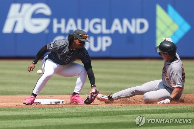 3회 도루에 성공하는 이정후(오른쪽)