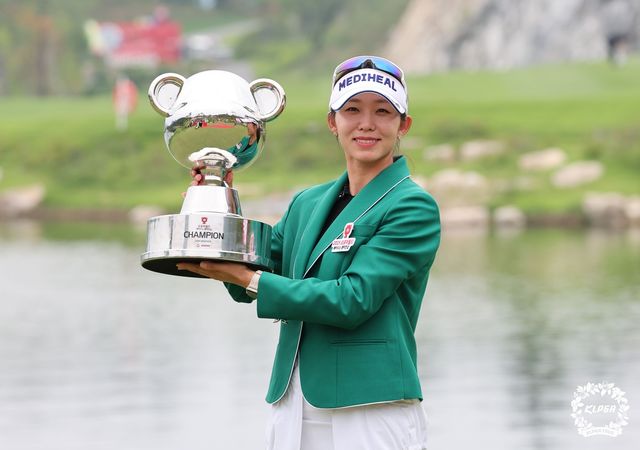 우승컵을 든 배소현