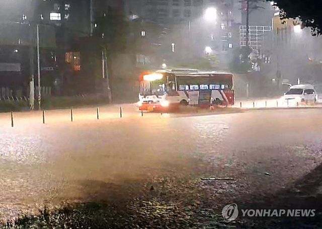 빗물에 잠긴 광주 신안동 도로