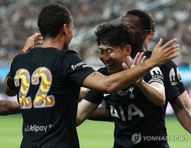 브레넌 존슨과 기뻐하는 손흥민