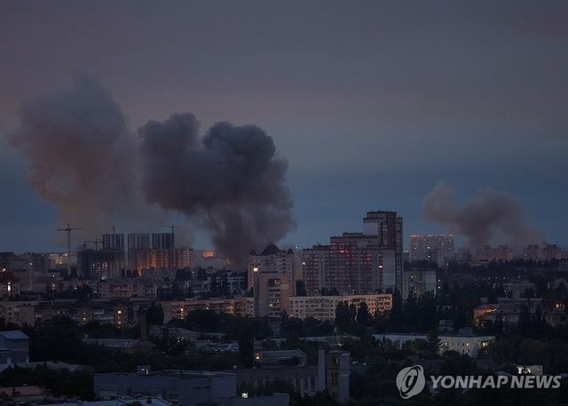 지난달 31일(현지시간) 우크라이나 키이우 도심에서 러시아의 공습 이후 연기가 피어오르는 모습.[로이터=연합뉴스. 재판매 및 DB 금지]