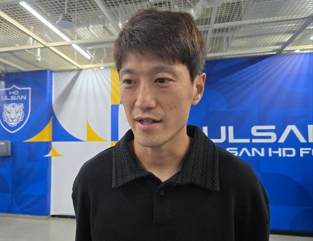 2일 수원FC전 마치고 취재진과 인터뷰하는 이청용