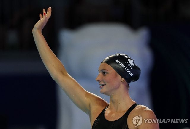 여자 개인혼영 400ｍ에서 금메달을 딴 서머 매킨토시.