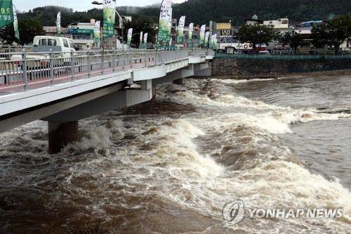 폭우로 불어난 하천 