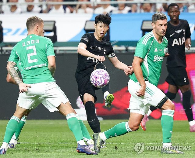 뉴캐슬 수비 사이로 크로스 올리는 손흥민