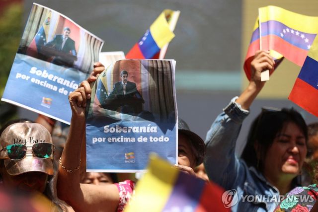 미국의 마약 카르텔 단속 위협에 맞서 자국 정부 지지하는 베네수엘라 국민들 시위 모습