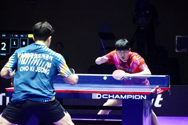 조기정과 프로탁구리그 8강을 벌이는 박규현(오른쪽)
