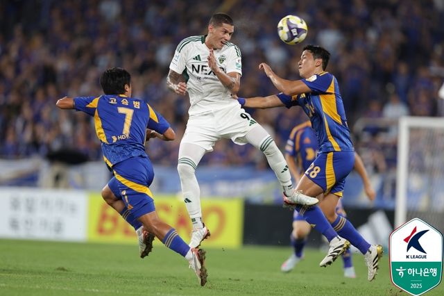 전북 티아고(가운데)와 올산 이재익(오른쪽)이 공중볼을 다투고 있다.