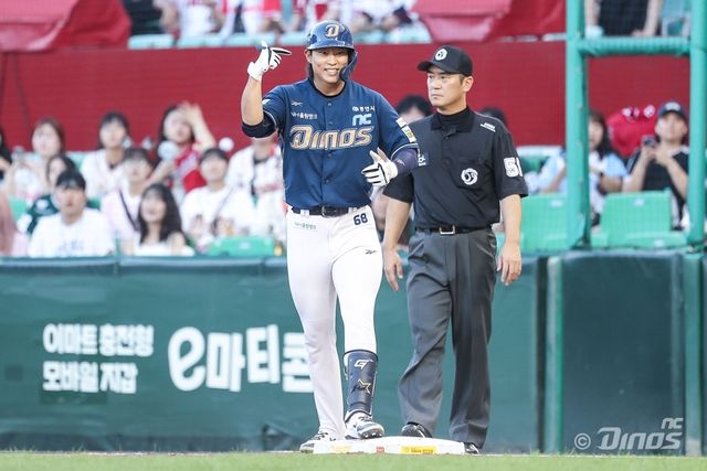 30일 SSG전에서 안타를 치고 기뻐하는 김한별(왼쪽)