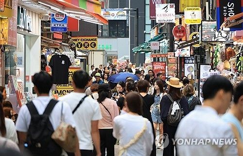 광복절 휴일로 북적이는 명동