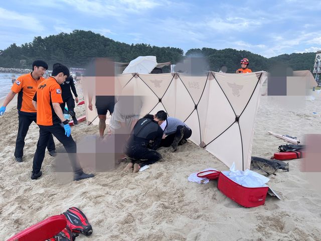 하조대 해수욕장에서 심폐소생술(CPR) 하는 강릉해경과 소방 당국