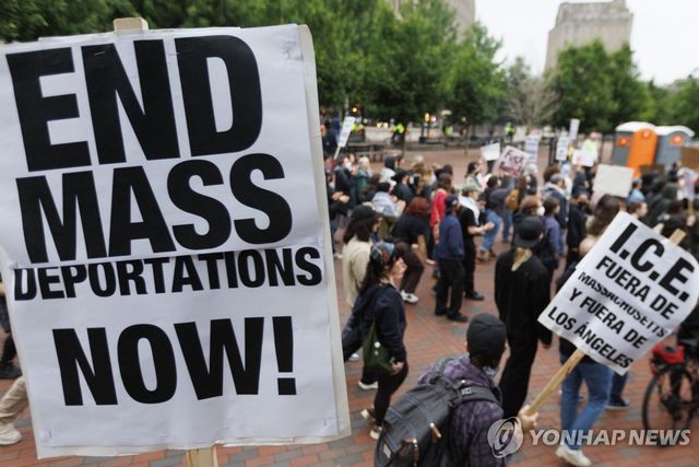 지난 6월 10일 미국 보스턴 시청 광장에서 이민세관단속국(ICE)의 로스앤젤레스와 매사추세츠주 철수를 요구하는 시위대가 행진하고 있다.[EPA=연합뉴스. 재판매 및 DB 금지]