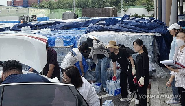 극한 가뭄 속 생수 배부