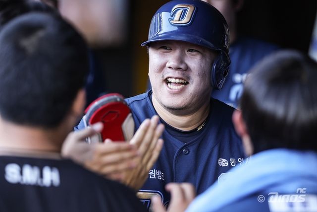 30일 SSG전에서 득점 후 기뻐하는 NC 이우성