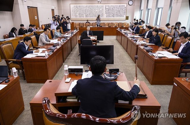 국회 법제사법위원회 제1소위 위원장인 더불어민주당 김용민 의원이 지난 25일 국회에서 열린 법사위 법안심사 제1소위원회를 개회하고 있다. [연합뉴스 자료사진]