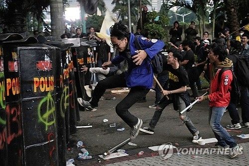 경찰과 충돌한 시위대