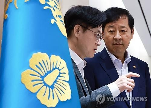 논의하는 구윤철 경제부총리와 김정관 산업부 장관