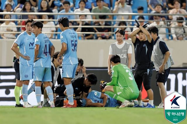 다친 대구 황재원.