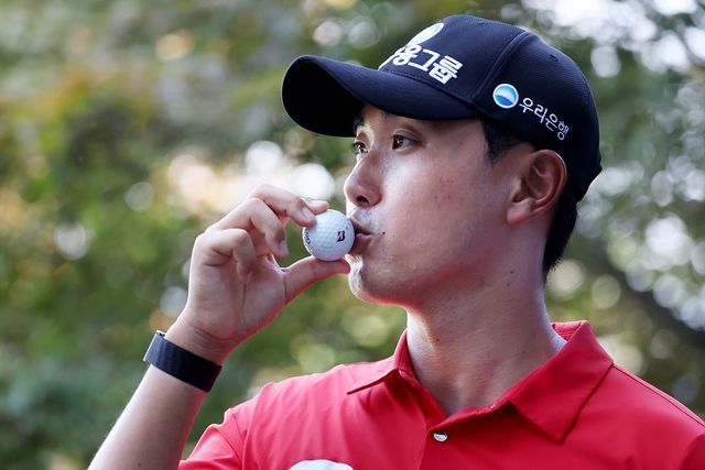 앨버트로스한 공에 입맞추는 조우영