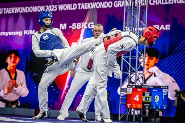 공격 시도하는 배준서(왼쪽)