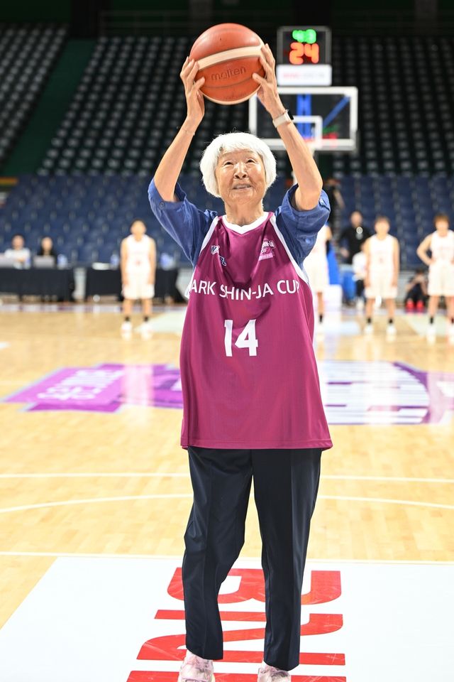 30일 부산 사직체육관에서 박신자컵 개막전 시투하는 박신자 여사