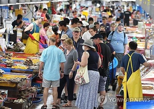 부쩍 늘어난 외국인 관광객, 부산 자갈치