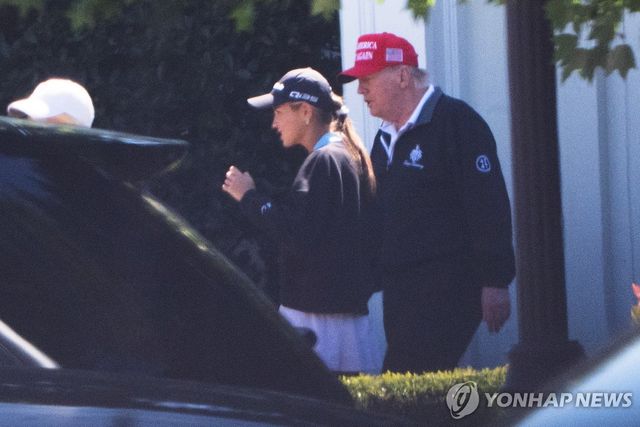 손녀와 골프장 찾은 트럼프 미국 대통령