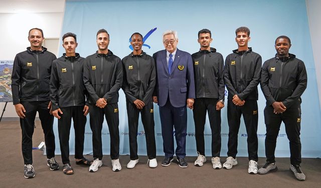 난민 선수단 격려하는 조정원 세계태권도연맹 총재