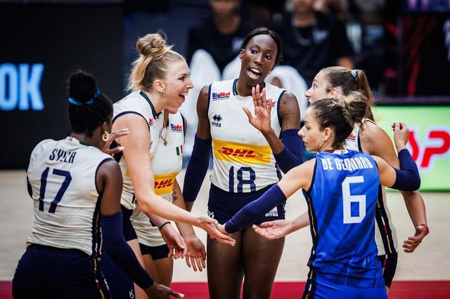 득점 후 기뻐하는 이탈리아 여자배구 대표팀 선수들