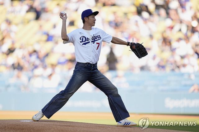 LA 다저스와 신시내티 레즈의 경기에서 시구하는 손흥민
