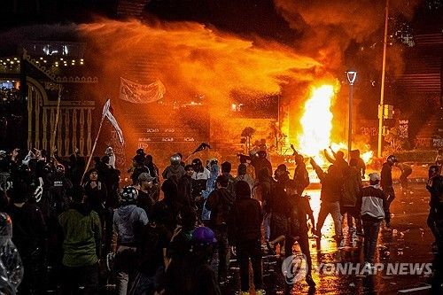 경찰과 충돌한 시위대