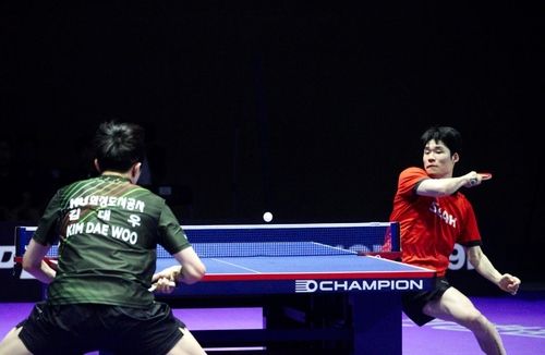 프로탁구리그에서 공격하는 세아의 장우진(오른쪽)