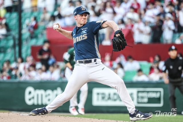 30일 SSG전에서 투구하는 NC 라일리