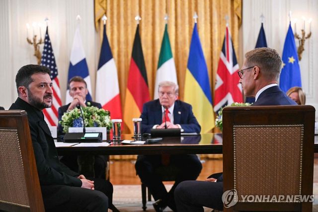 18일(현지시간) 백악관에서 회동한 트럼프 대통령과 젤렌스키 대통령, 유럽 정상들