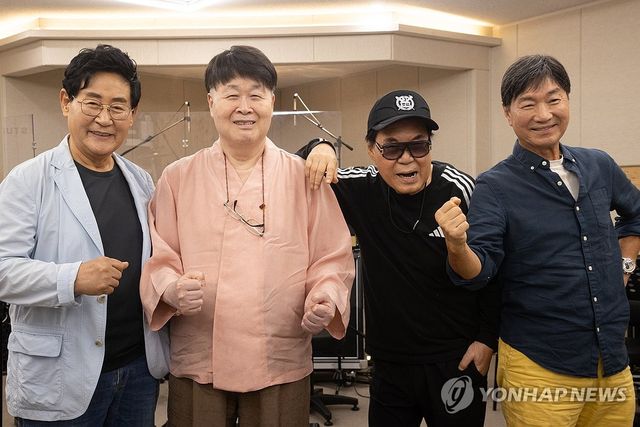 포즈 취하는 쎄시봉 4인방