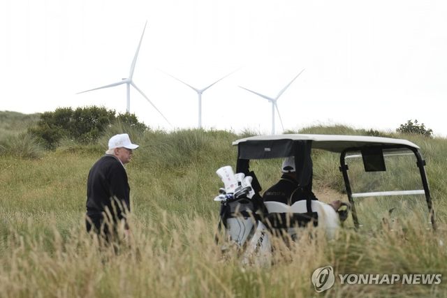 스코틀랜드 트럼프 골프장 인근의 풍력발전기