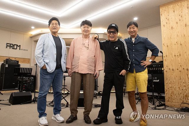 포즈 취하는 쎄시봉 4인방