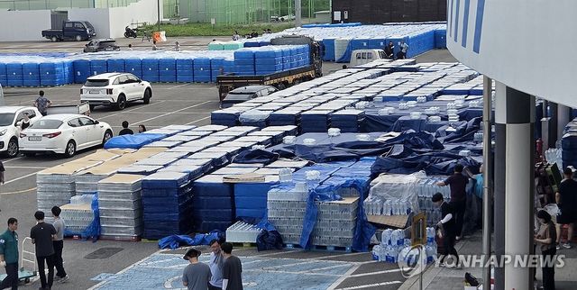 학교와 유치원, 경로당에 생수 배부