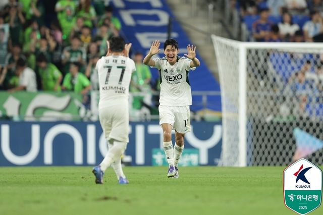 울산전에서 리그 14호 골을 터트린 전북 전진우(오른쪽)의 세리머니 모습. 