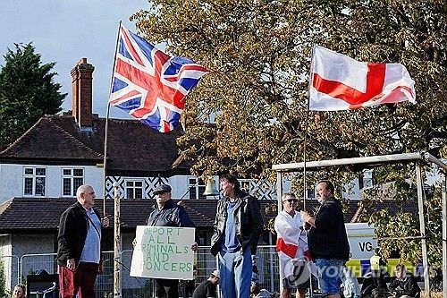 망명신청자들 수용 호텔 앞서 열린 항의시위