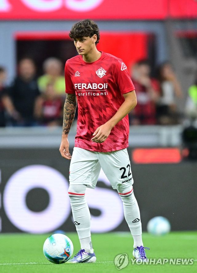 연습 중인 로마노 무솔리니 플로리아니.