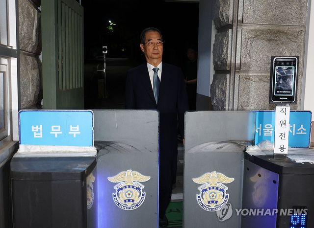서울구치소 나서는 한덕수 전 총리