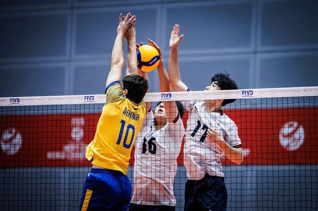 공방 펼치는 한국-우크라이나 U-21 남자배구 대표팀 선수들